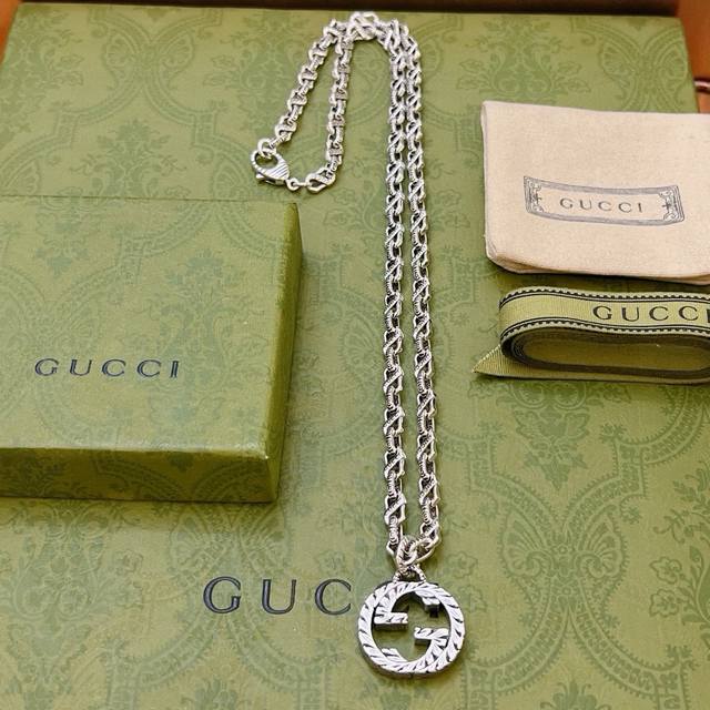 The latest Gucci necklace, a higher-end chain, the same style as celebrities. An