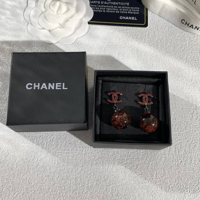 Chanel's 2025 new earrings are exquisitely designed, inspired by classic brand