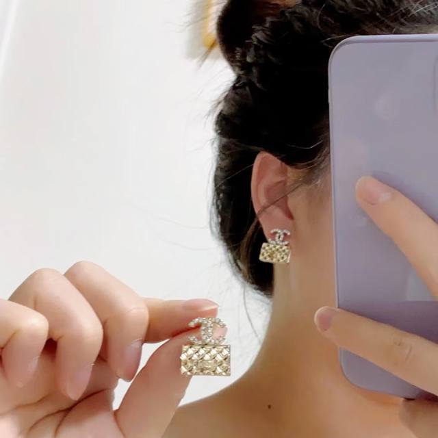 Chanel's square box earrings are exquisitely designed, such as the 25A hollow he