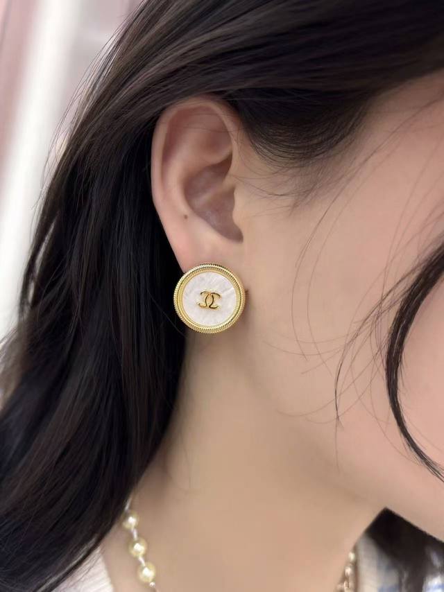Chanel's large round earrings are exquisitely designed, such as the 25A hollow h