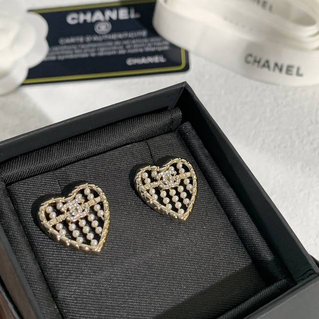 Chanel heart earrings are exquisitely designed, such as the 25A hollow heart mod