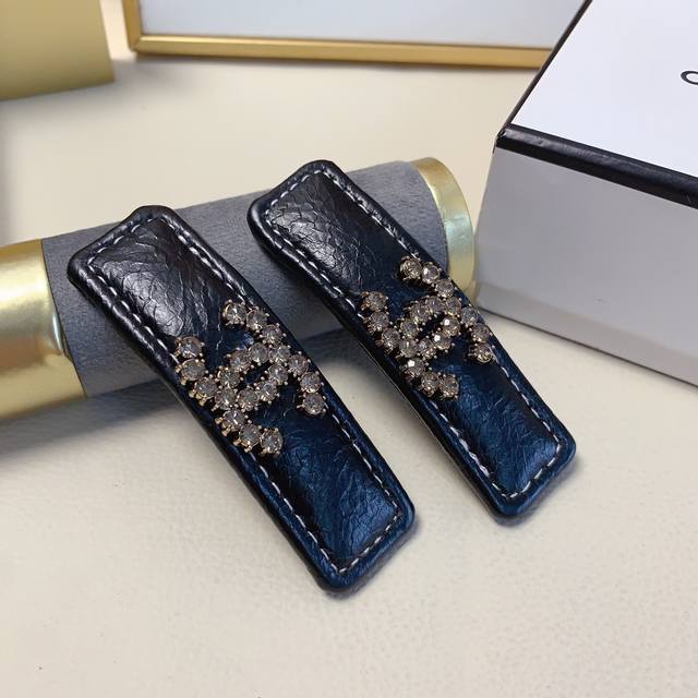A pair of Chanel Chanel hairpins leather full diamond logo press clip Bb clip si