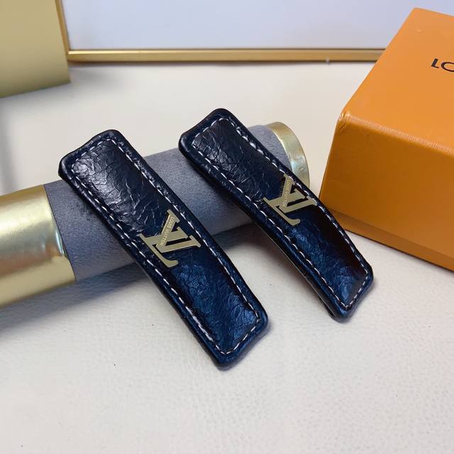 A pair of Lv Louis Vuitton donkey brand hairpins cowhide titanium steel pressure