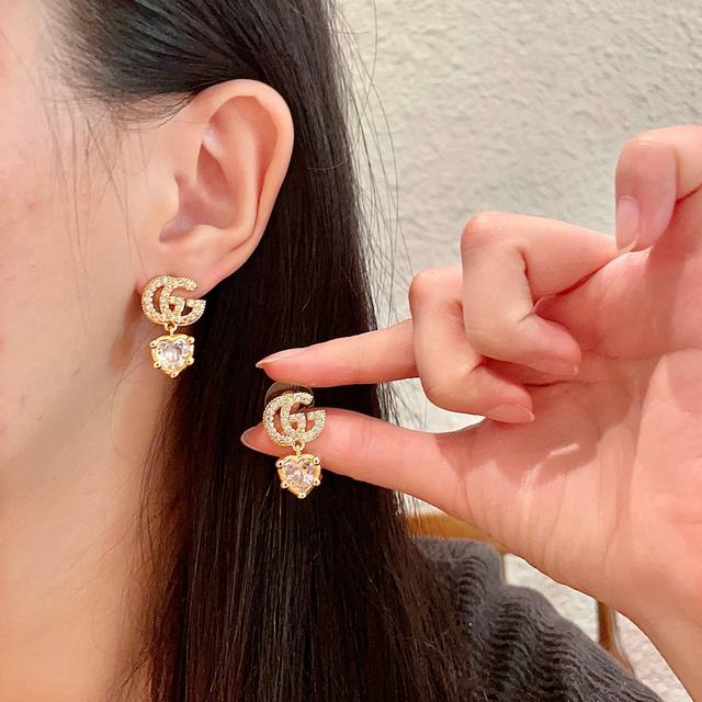 New Gucci small stud earrings are simple and versatile, low-key and luxurious.