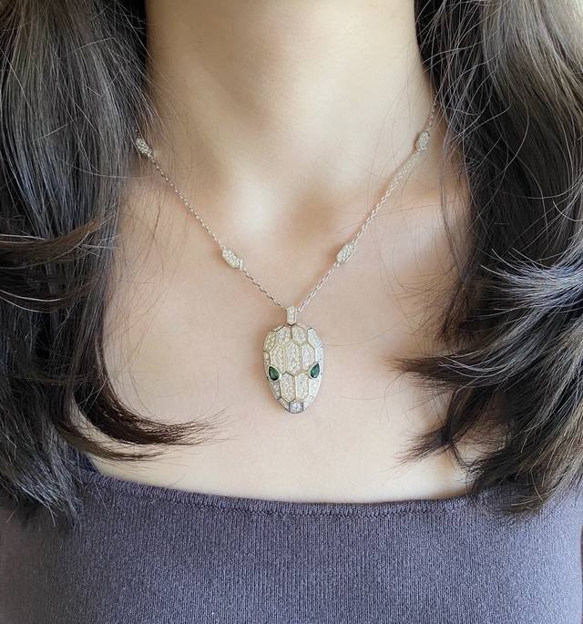 V Gold Bulgari full diamond snake necklace is a favorite of celebrities, creatin