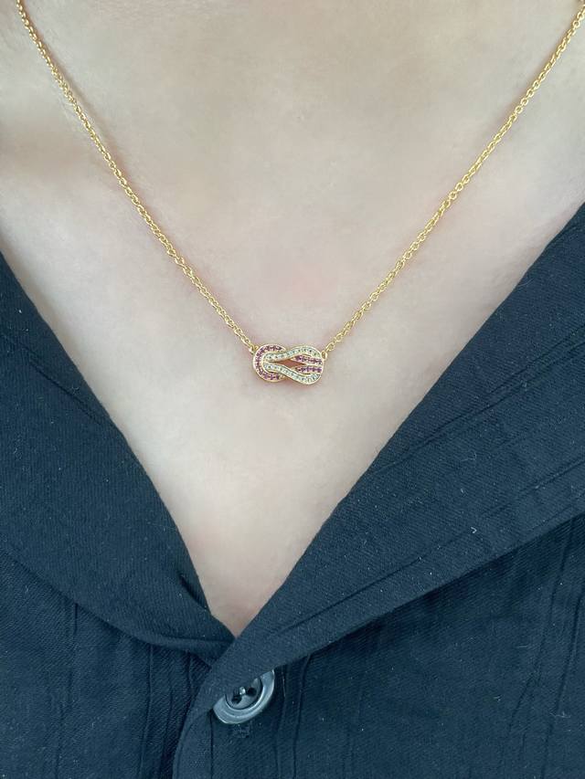 V Gold Material New Product Release: Fred's S-shaped Clasp Pink and White Diamon