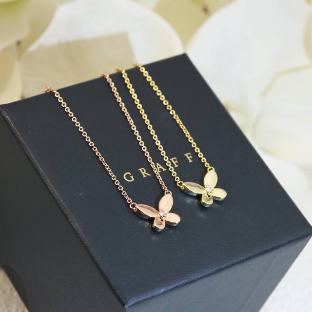 Exquisitely crafted, this top-tier Graff necklace features a custom-made, simul