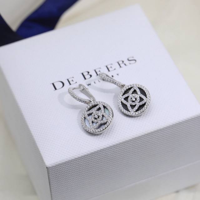 Stunning new De Beers elegant square diamond earrings. Luxurious German-made 925
