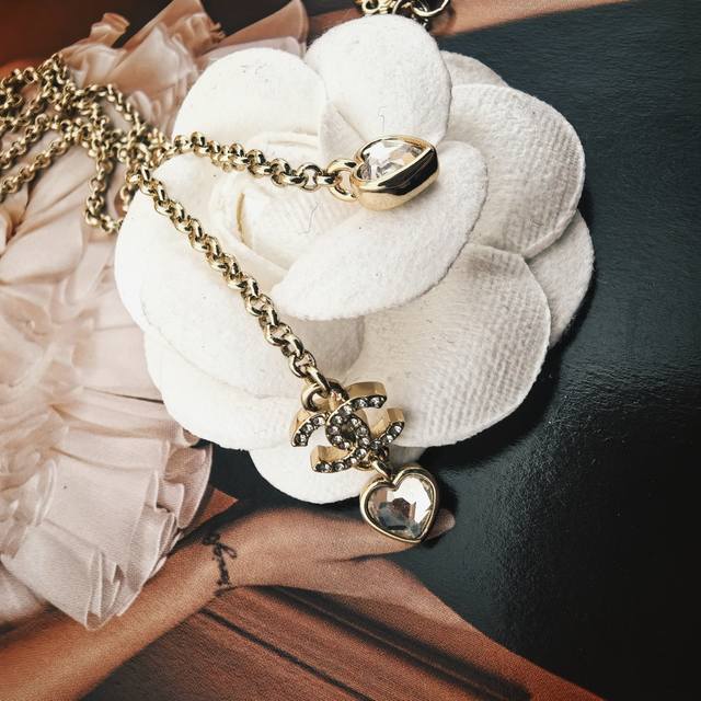 Chanel necklace, elegant and generous, exquisite design and carving, very flatt