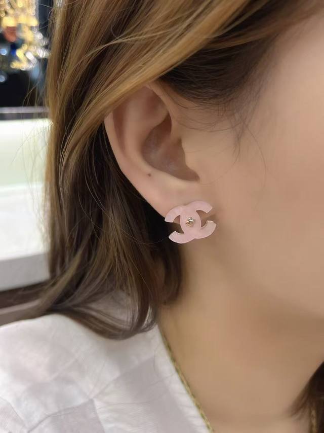 Chanel earrings come in a variety of styles, including the 2025 Spring/Summer me