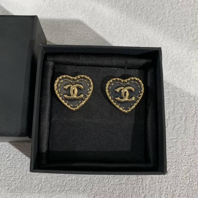 2025 New Chanel Heart Earrings are exquisitely designed, such as the 25A twisted