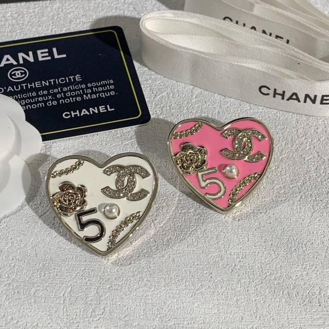 Chanel 2025 new Chanel brooch, a versatile symbol of classic and fashion. Crafte