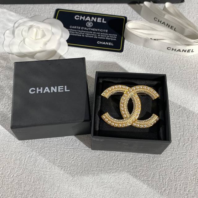 Chanel brooch, a symbol of classic style and fashion. Crafted from karat gold, t