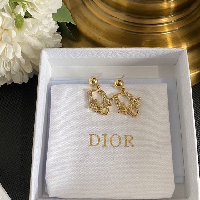A hot-selling Dior model. A must-have for celebrities! These stylish crystal dia