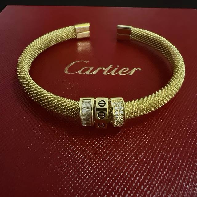 Cartier Love diamond bracelet, a high-end custom version, inlaid with diamonds,