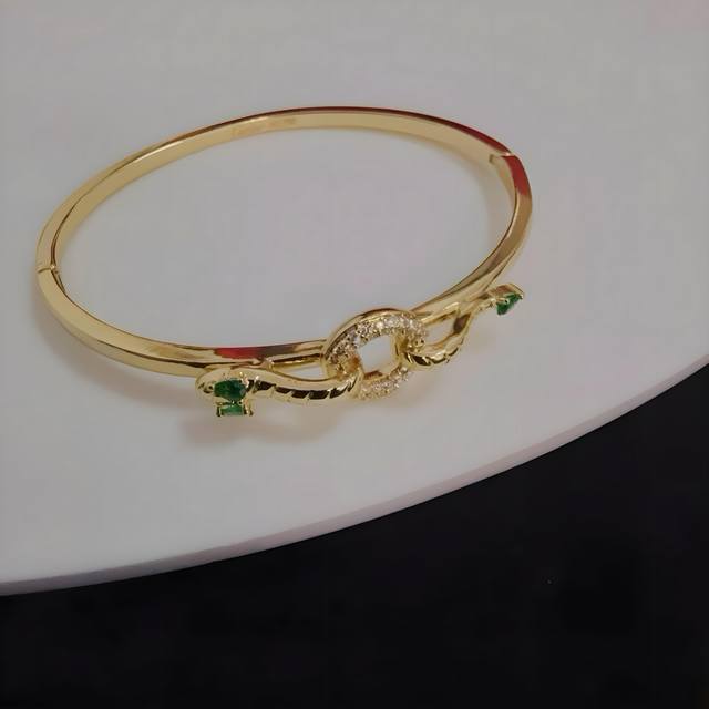 Cartier's dragon head diamond bracelet, a high-end custom version, features diam