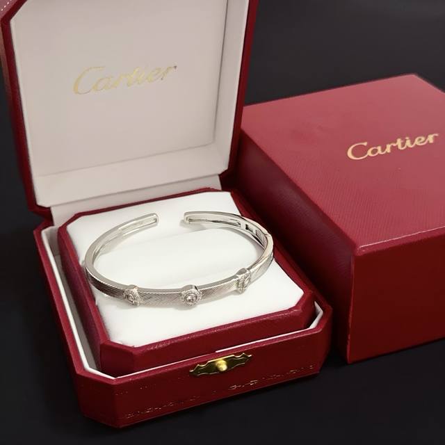 Cartier Love diamond bracelet, a high-end custom version, inlaid with diamonds,