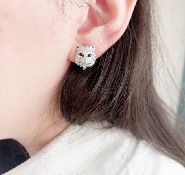 V The Boucheron cat earrings in gold are inspired by cats and expressed through
