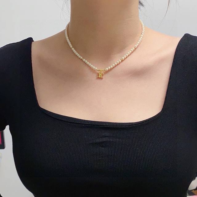 Celine Arc de Triomphe pendant pearl necklace with Arc de Triomphe pattern, cut