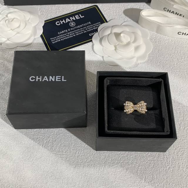 Chanel Ruban series bow ring, inspired by ribbons, is made of 18K gold inlaid w