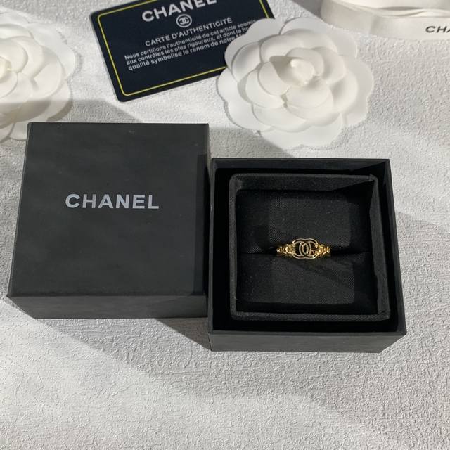 Chanel Ruban series double C ring, inspired by ribbon, uses 18K gold lock, with
