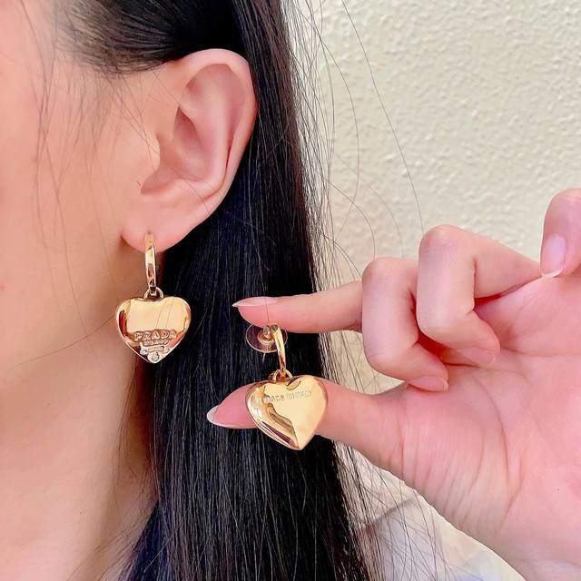 prada Prada's heart-shaped earrings are a hit, exquisite and durable new product