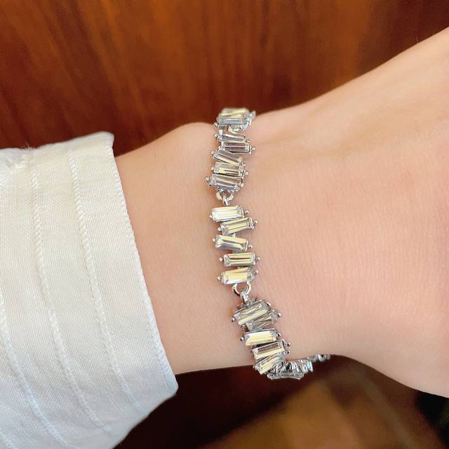 The Empress Dowager bracelet is so exquisite! I love this small and delicate st