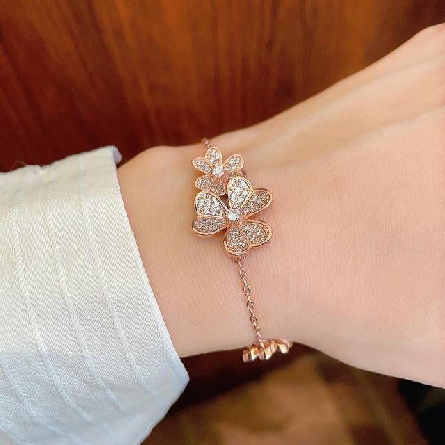 Vancleefarpels Alhambra Flower Bracelet. Its unique design is timeless and elega
