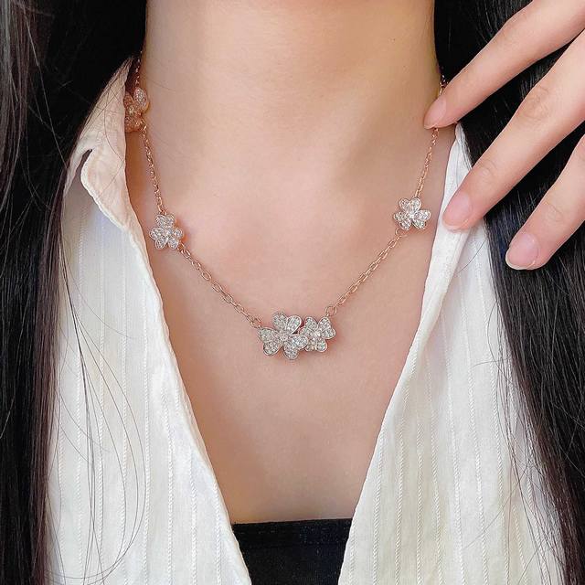 Vancleefarpels' Alhambra flower pendant features a unique design, a timeless and