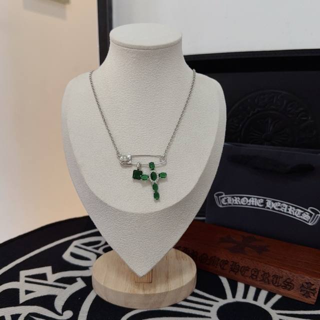 New counter quality Chrome Hearts Chrome Hearts brooch green diamond cross neck