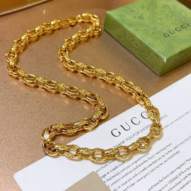 The latest Gucci necklace, featuring a thicker chain for a more refined look. H