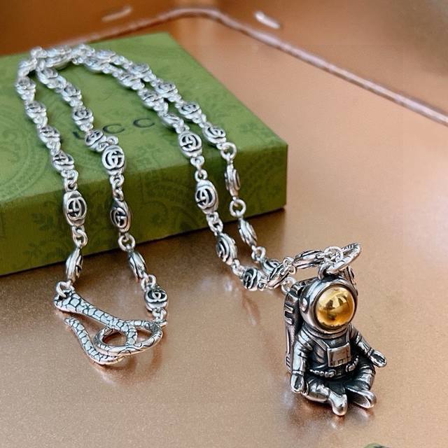 The latest Gucci necklace, a higher-end chain, is the same style as celebrities