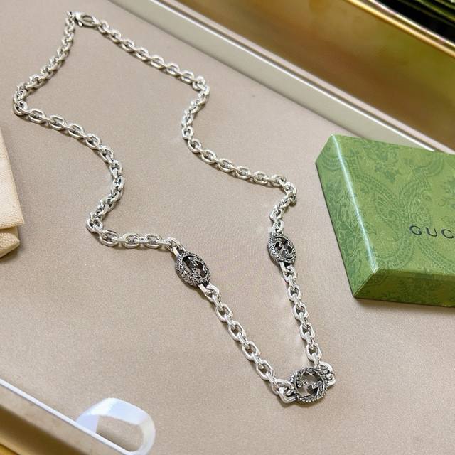 The latest Gucci necklace, a higher-end chain, is also seen on celebrities. Thi