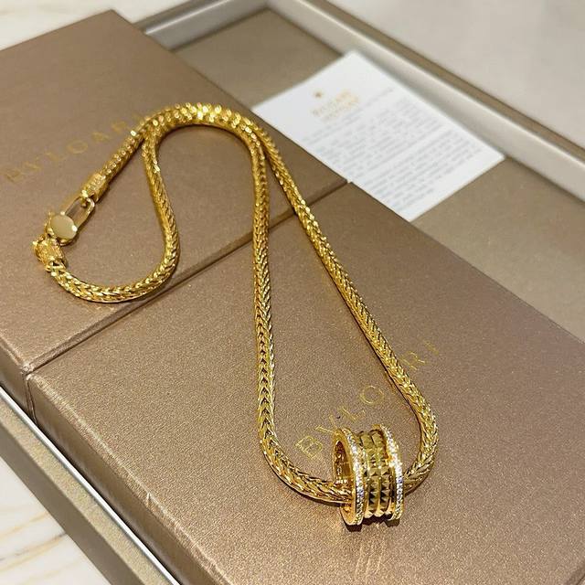Bulgari necklace made of V gold. The Divas' Dream collection is impeccable in a