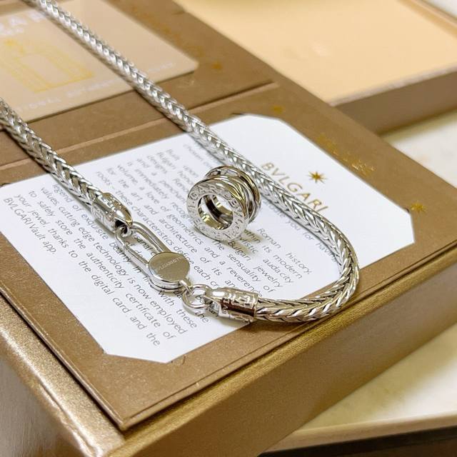 Bulgari necklace made of V gold. The Bulgari Divas' Dream collection is impecca