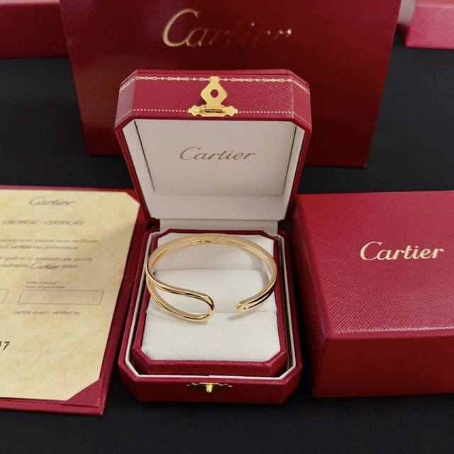 This high-end custom Cartier bracelet features diamond-inlaid V-gold, a classic