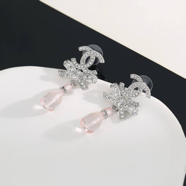 Chanel Chanel classic double C bow full diamond acrylic earrings, this is a very