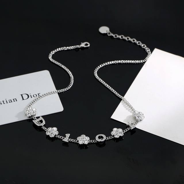 The Dior letter flower necklace has a simple design yet is fashionable. The per