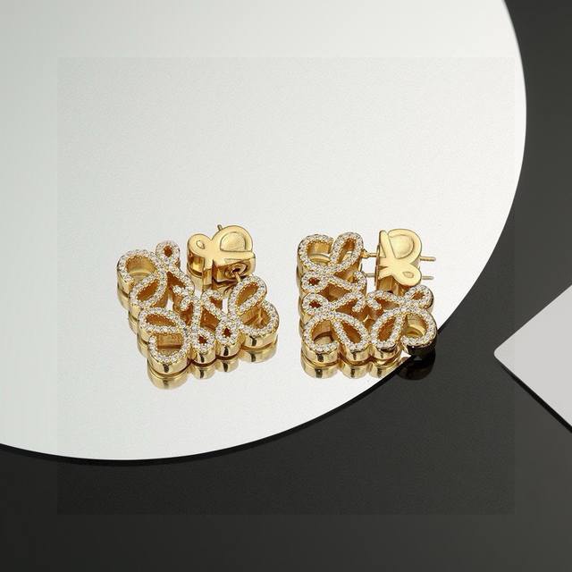 L0Ewe earrings, and a ring buckle with Loewe carved diamond buckle, exquisite an