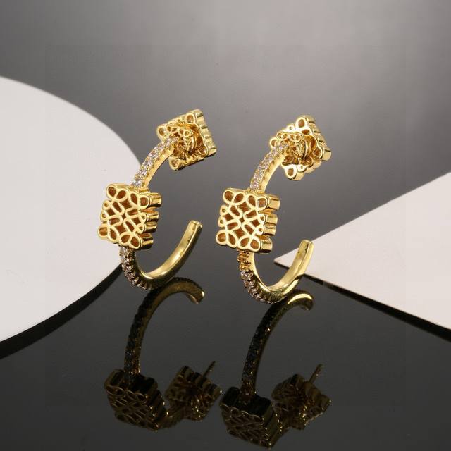 New Loewe earrings, very artistic! Its logo is the most beautiful art! Line flo