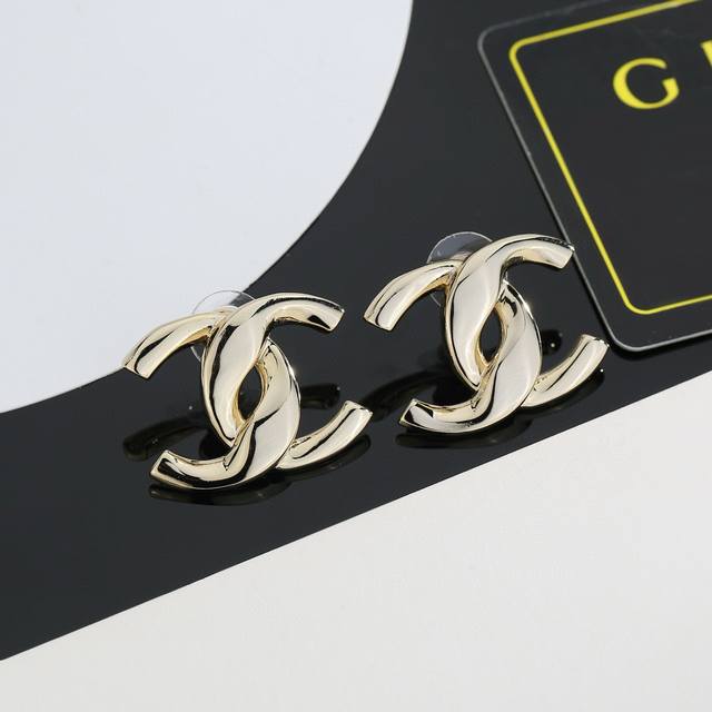Chanel Chanel earrings are very beautiful and versatile. They are fashionable an