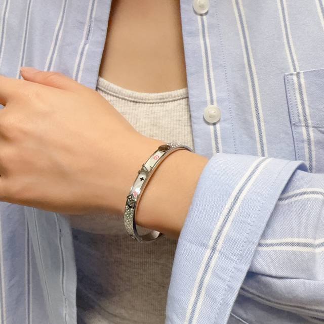 New, original, LV-lettered white mother-of-pearl bracelet. Made from the same m