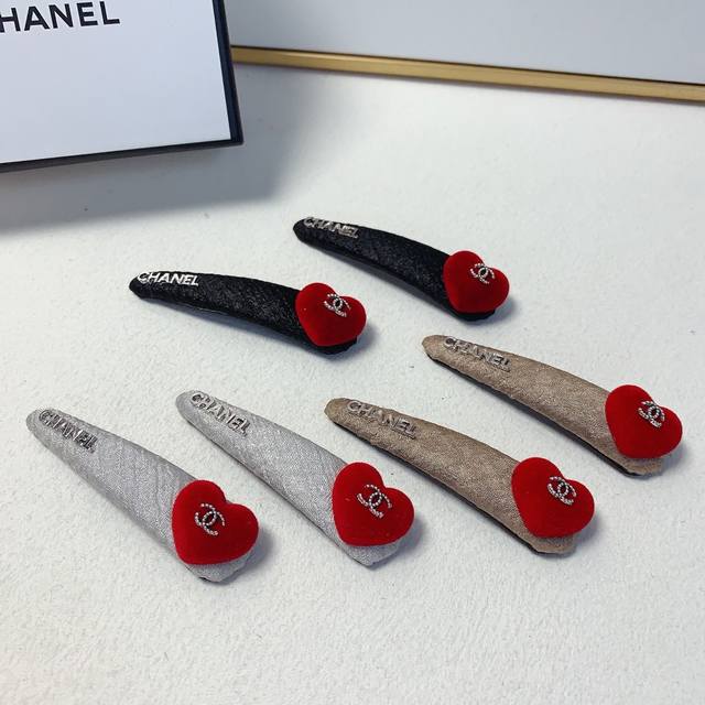 chanel Xiaoxiang Chanel hairpin flocked heart logo side clip bangs clip Bb clip