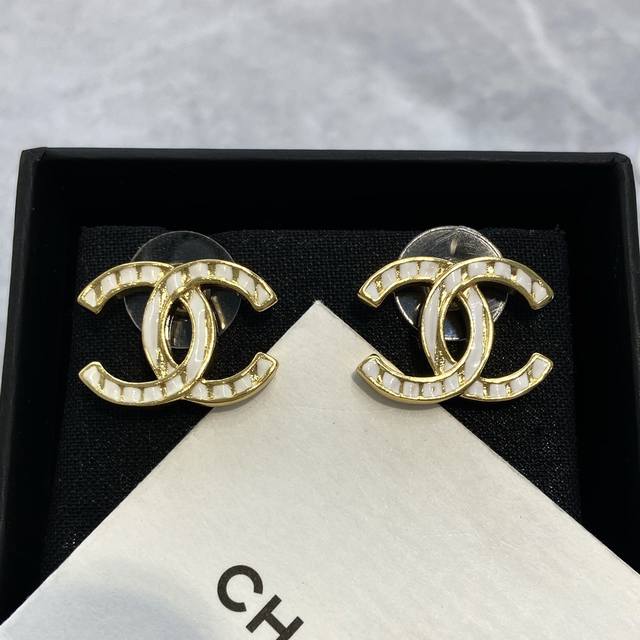 Xe708 Ch Nel Xiang'er 23C early spring new gold and white double C earrings . T