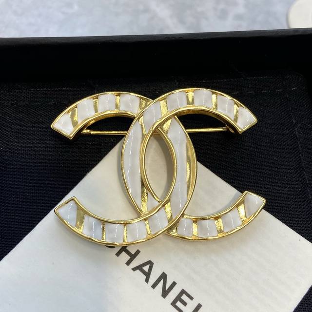 Xz0226 Ch Nel Xianger 23C early spring new gold and white double C broochThe win