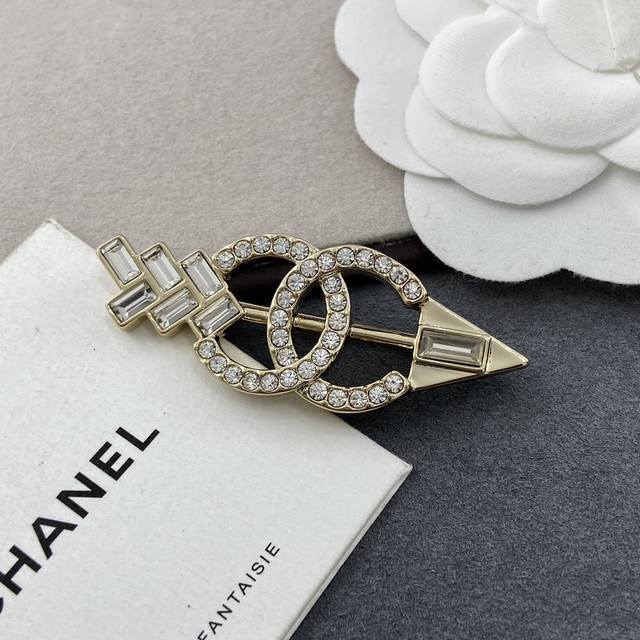 Xz714 Ch Nel Xianger 23C Crystal Cupid's Arrow BroochEncounter beauty this winte