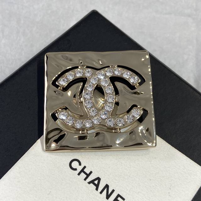 Xz514 Ch Nel Xianger 22's new square hollow double C earrings are very elegant a