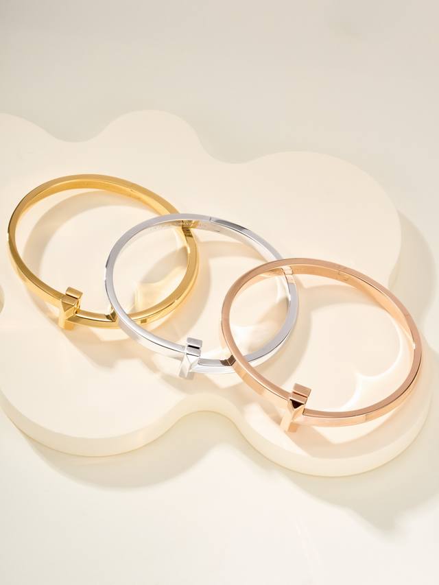 The new T1 wide diamond-free bracelet is suitable for wrist circumferences 14 to