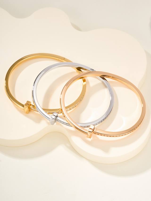 The new T1 narrow diamond bracelet is suitable for wrist circumferences 14 to 16