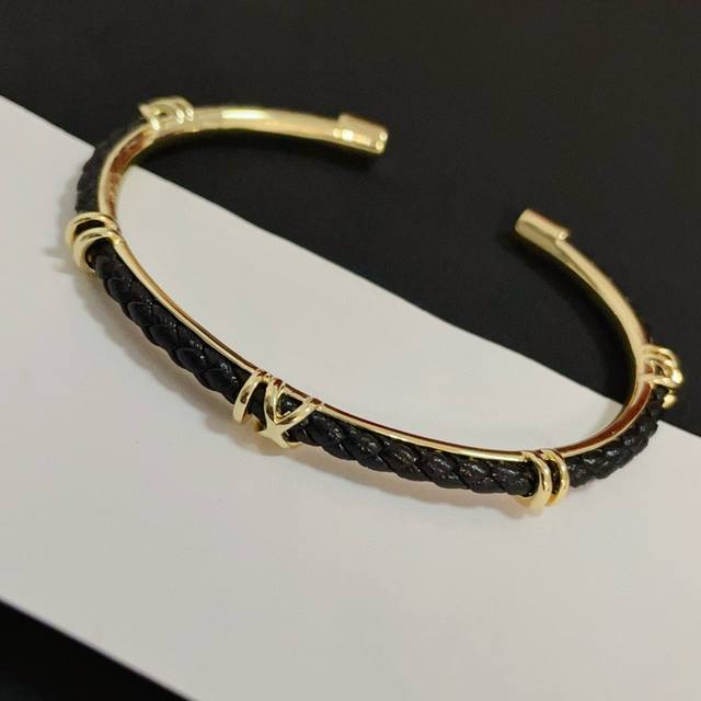 A black Cartier bamboo bracelet, a hit on Douyin and Xiaohongshu, featuring a hi